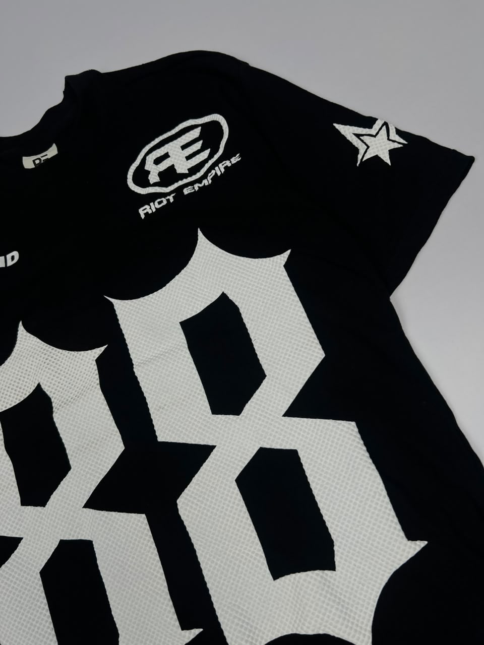 Graphic Print T-Shirt with Oversized Number Design and “Rise Above the Rest” Text