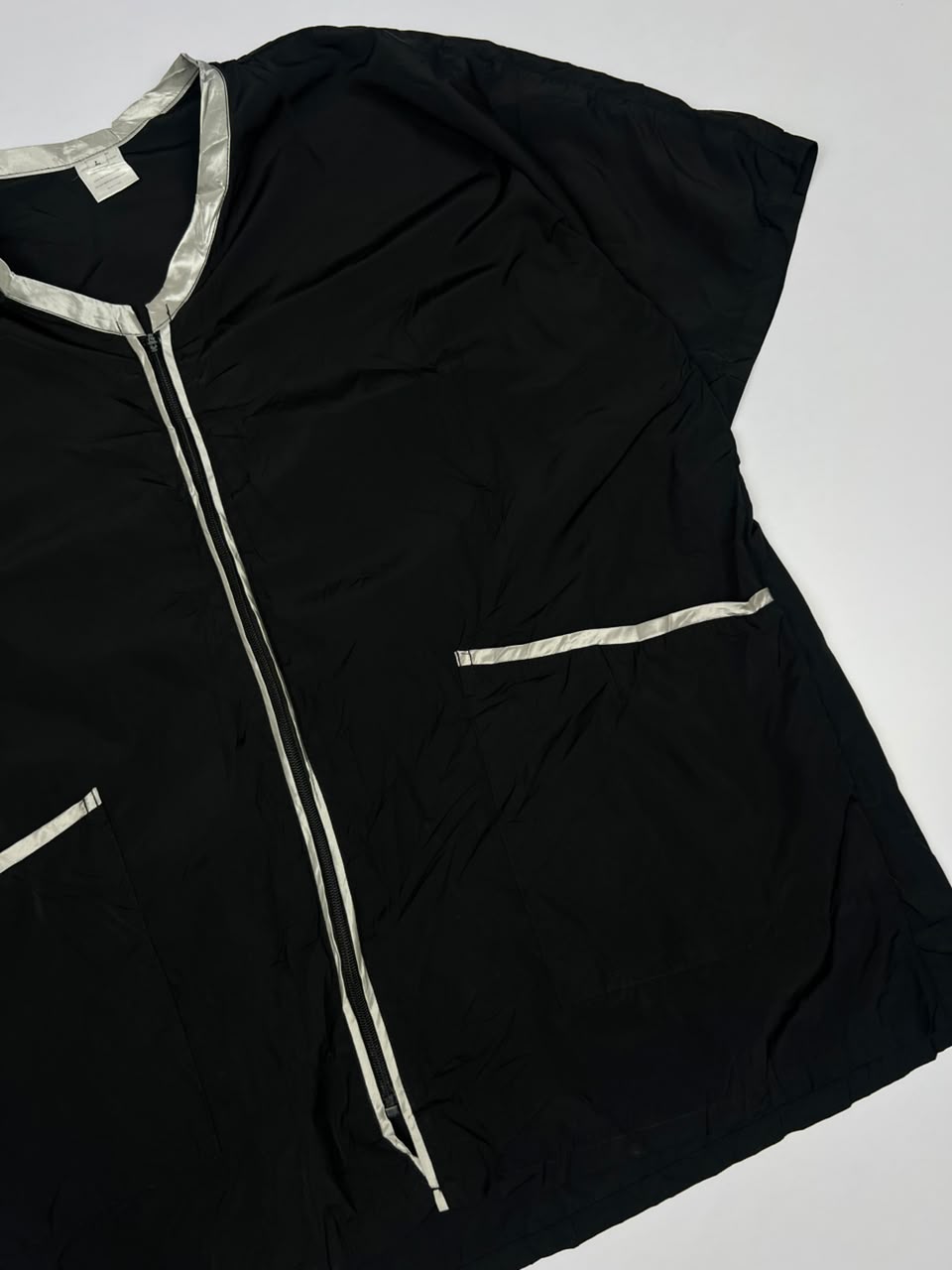 Vintage Black Short-Sleeve Zip-Up Jacket with Contrast Trim ⚠️ Zip puller missing