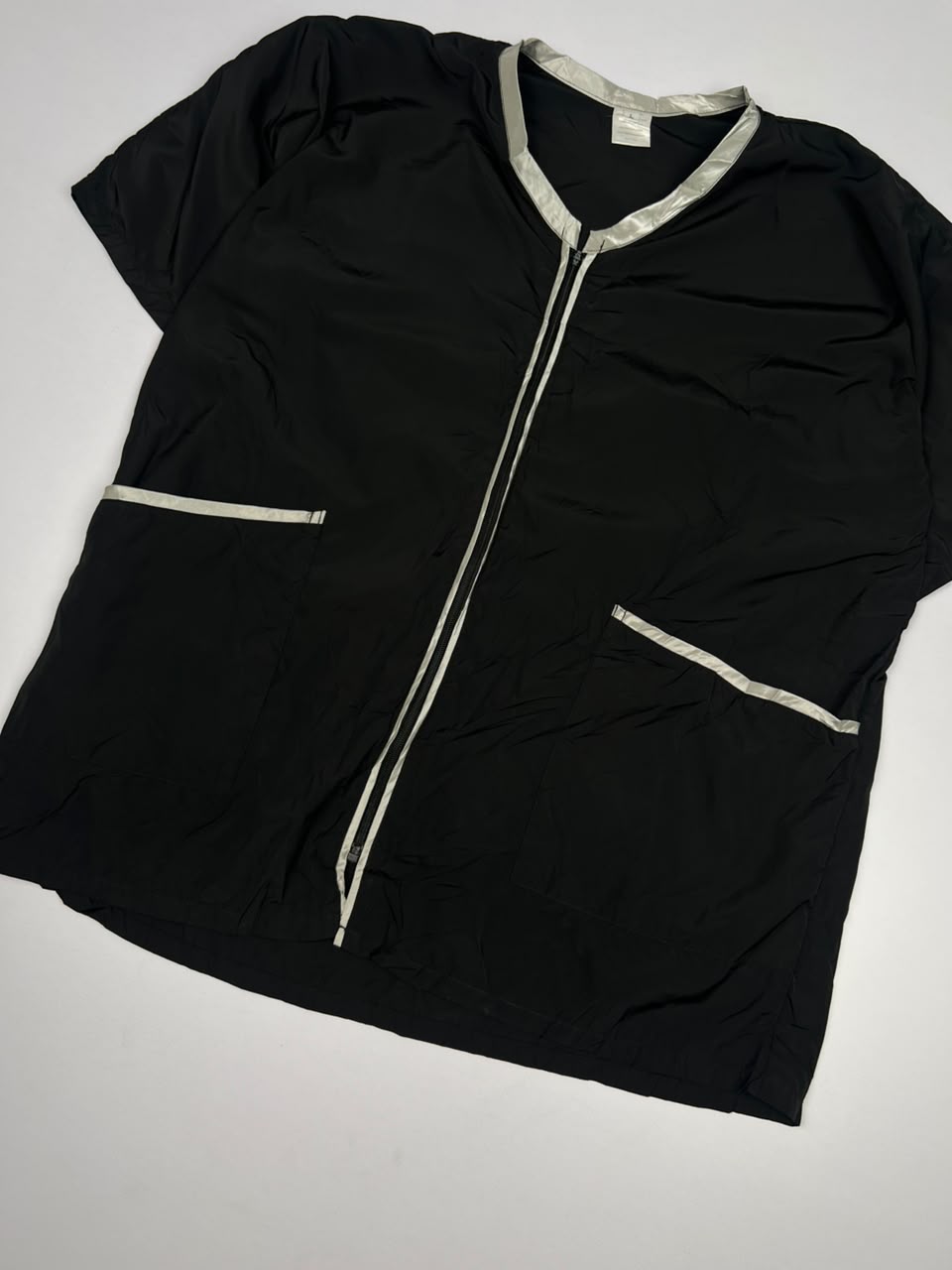 Vintage Black Short-Sleeve Zip-Up Jacket with Contrast Trim ⚠️ Zip puller missing