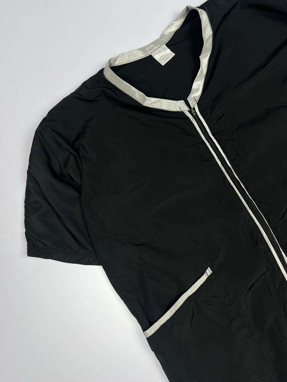 Vintage Black Short-Sleeve Zip-Up Jacket with Contrast Trim ⚠️ Zip puller missing