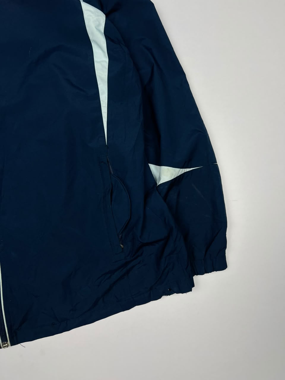 Men’s Full-Zip Athletic Windbreaker Jacket with Contrast White Paneling ⚠️ Small Stains