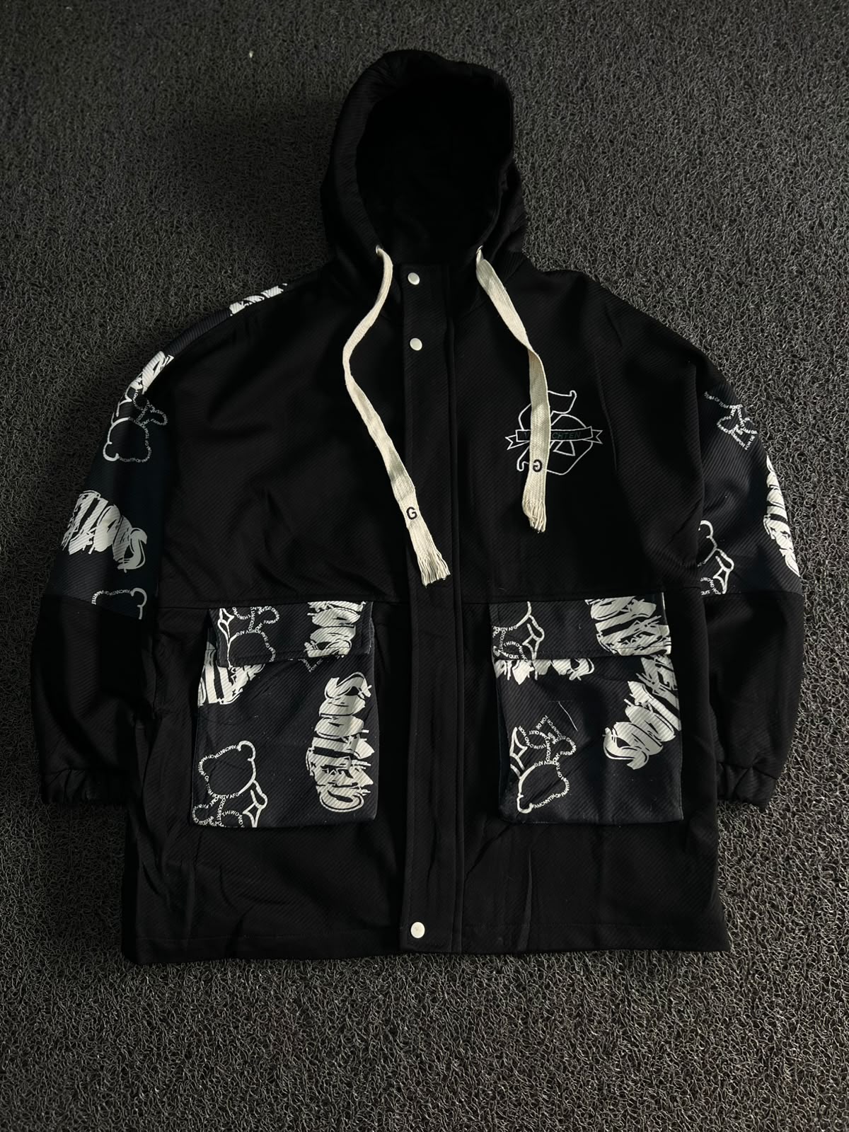 Black Graphic Hooded Utility Jacket – Oversized Streetwear Windbreaker with Multi Pocket Design ⚠️ No Zip