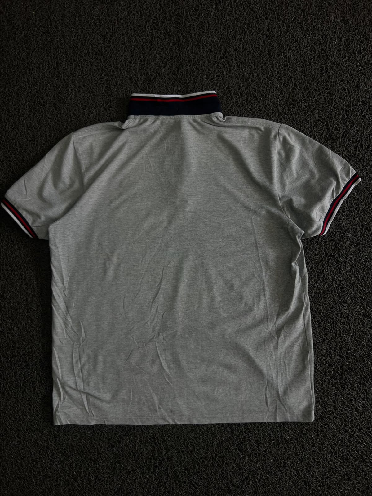 Vintage Polo T-Shirt with Contrast Striped Collar & Sleeve Trim – Thriftwear