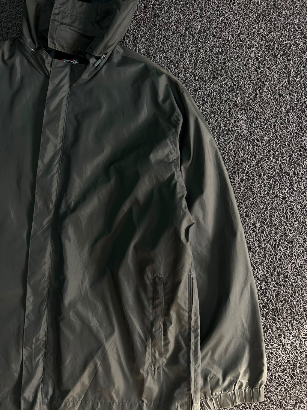 Hooded Windbreaker Jacket – ⚠️ Small Damage | Lightweight Full-Zip Rain Jacket