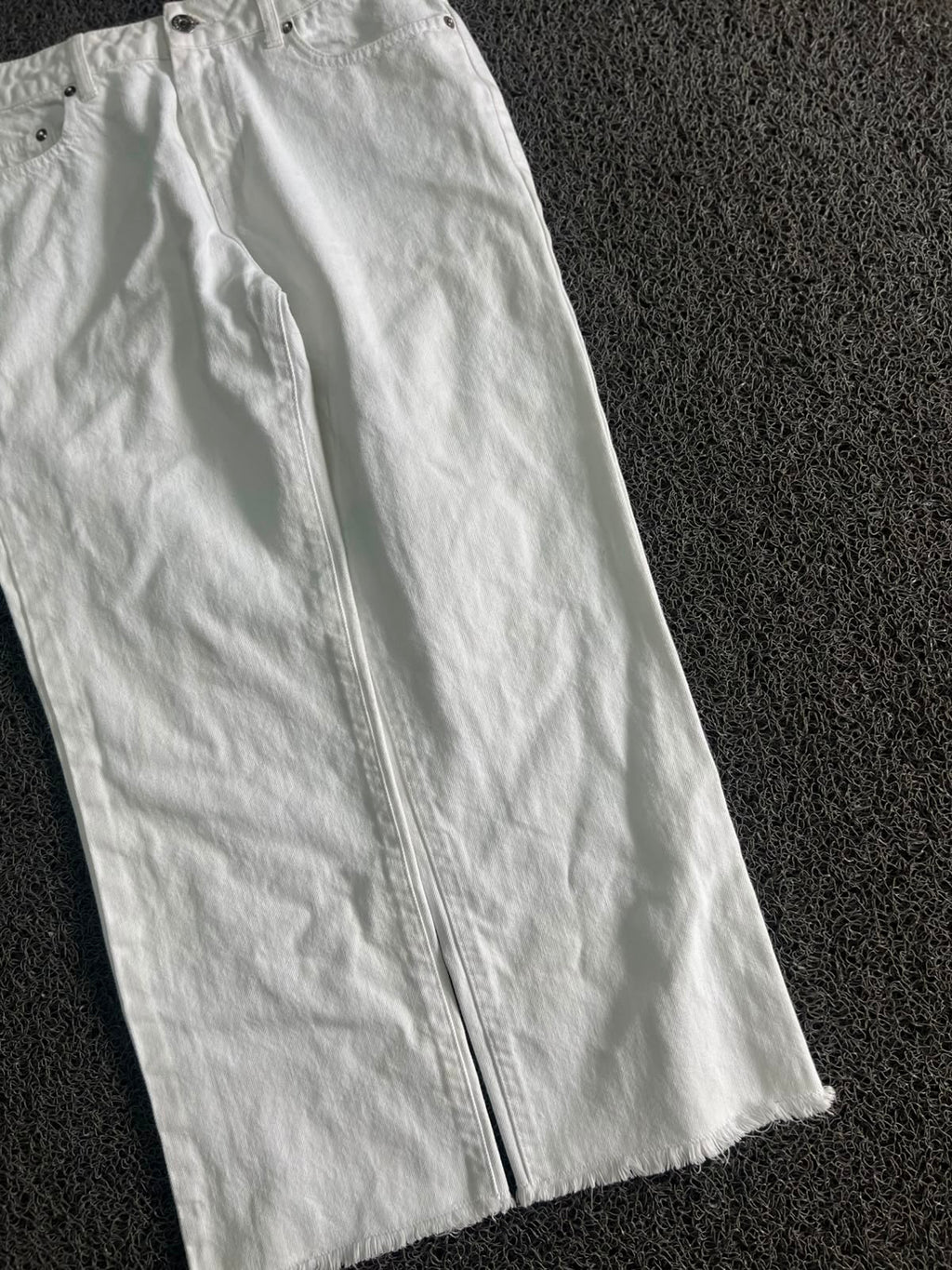 White Straight Leg Denim Jeans – Classic High Waist Fit