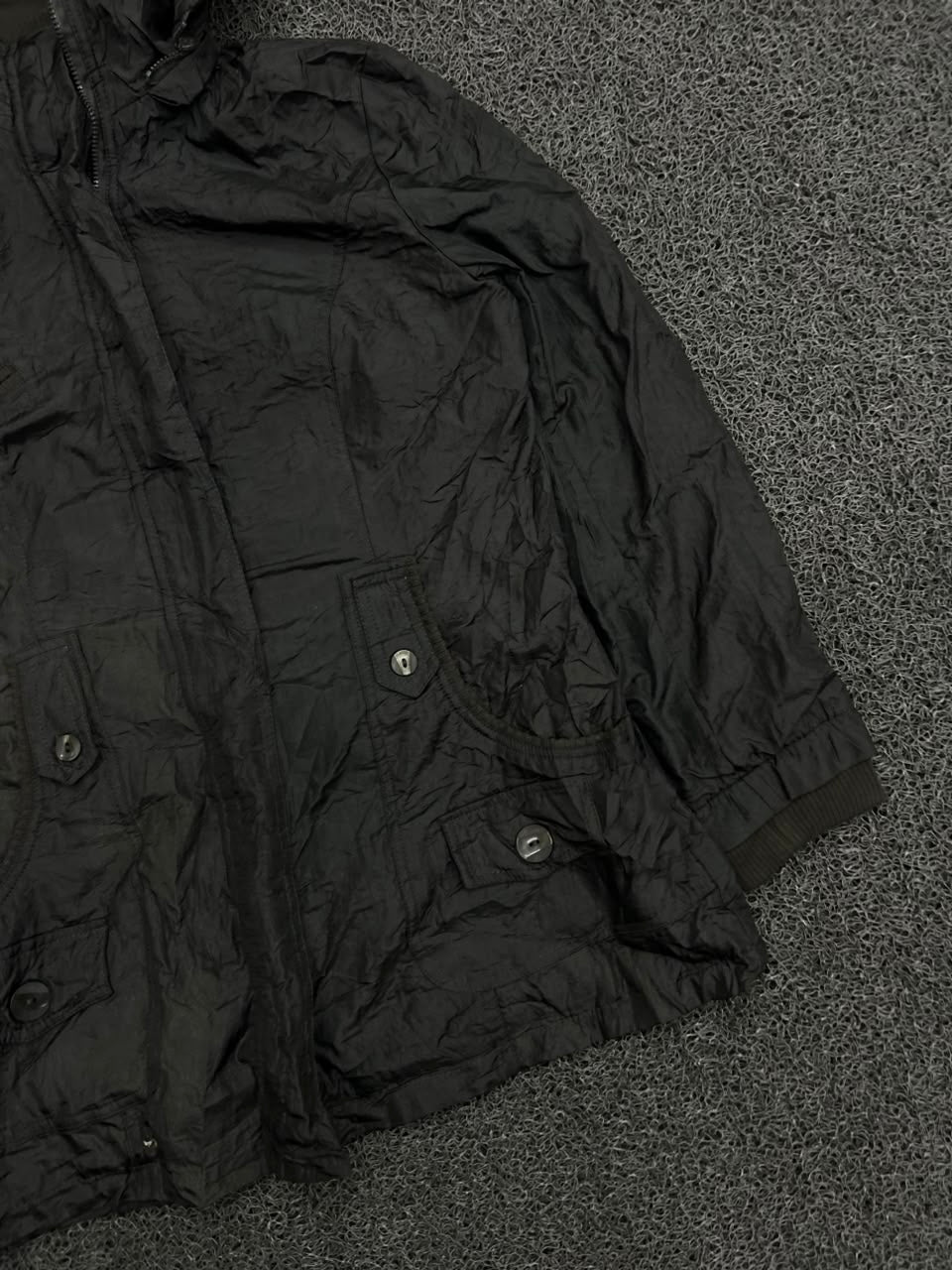 Black Hooded Utility Windbreaker Jacket – Lightweight Zip-Up Coat with Flap Pockets