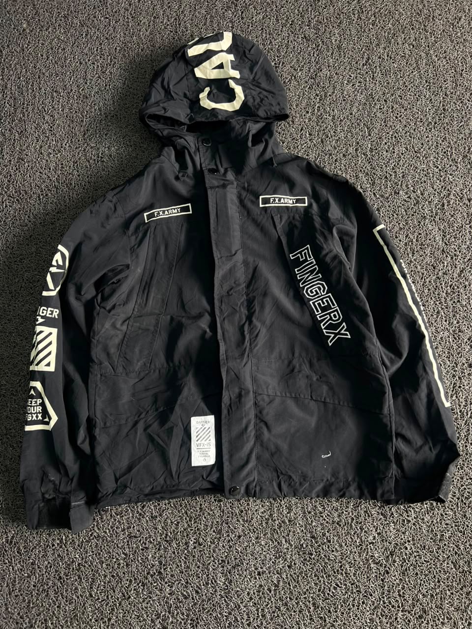 Hooded Graphic Windbreaker Jacket – Lightweight Zip-Up Outdoor Jacket ⚠️ Small Scratch