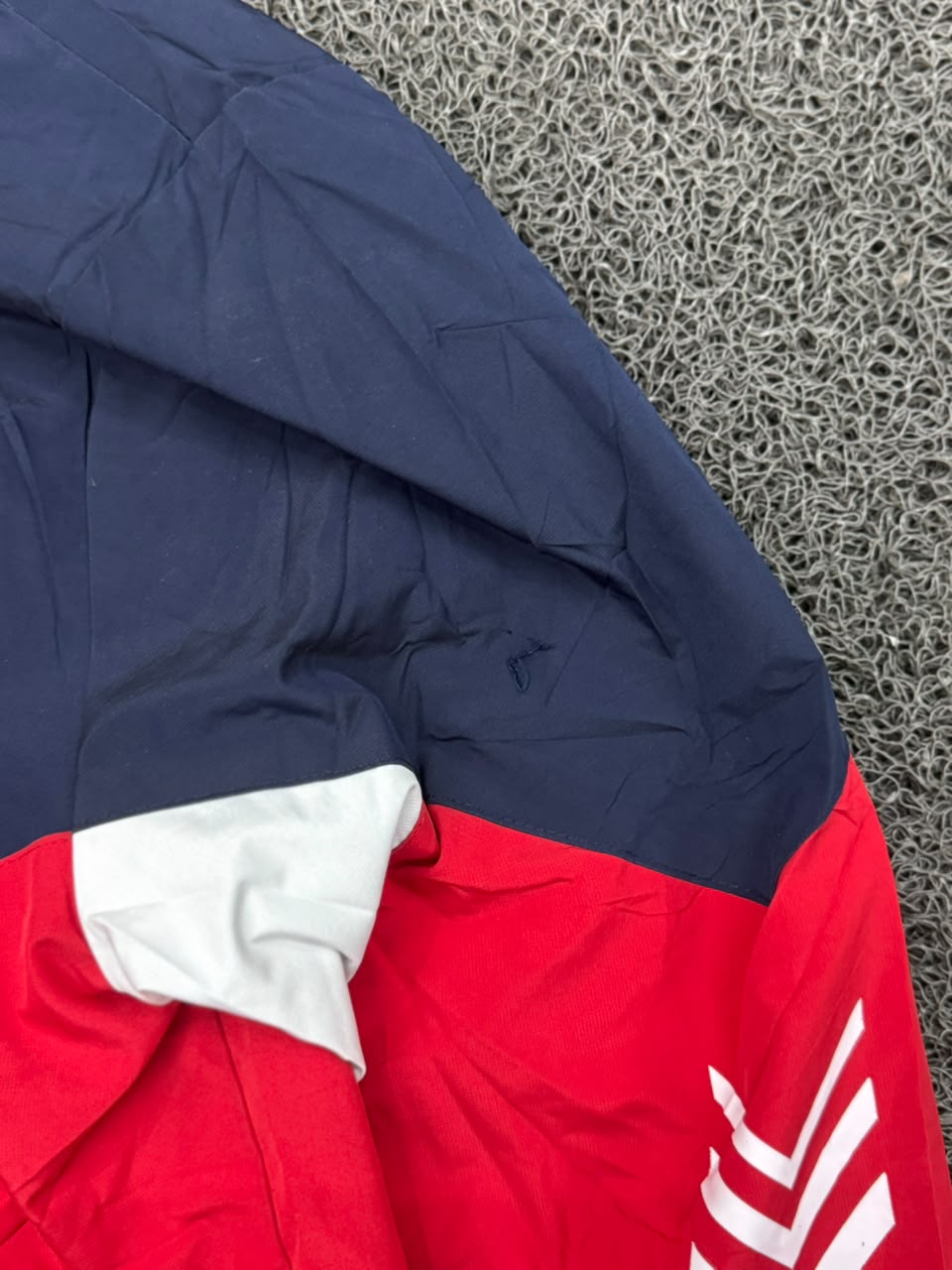 Red & Navy Hooded Windbreaker Jacket – Lightweight Zip-Up Outdoor Jacket⚠️ Small Damage