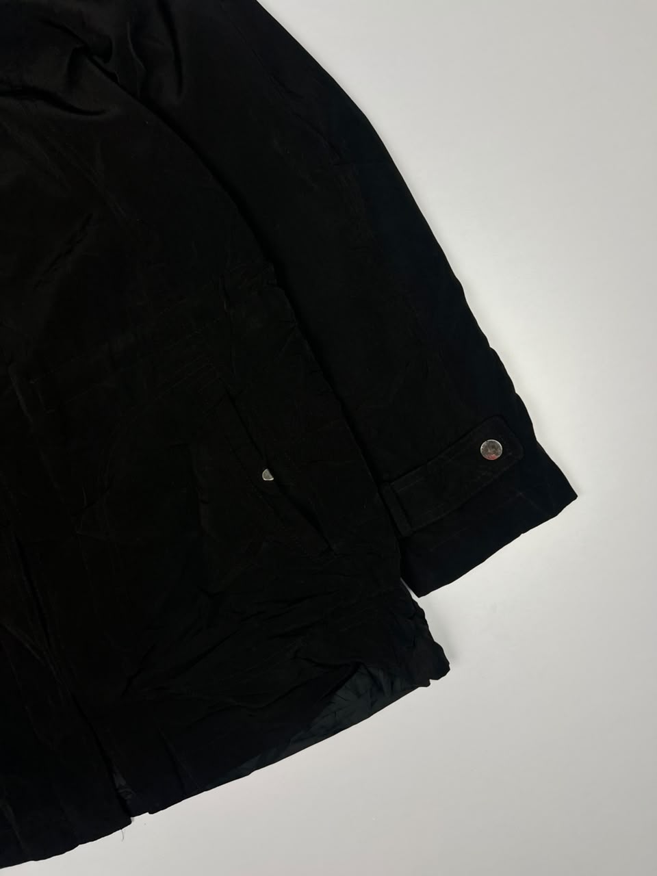 Vintage Zip-Up Jacket with Wide Collar and Button Cuff Details