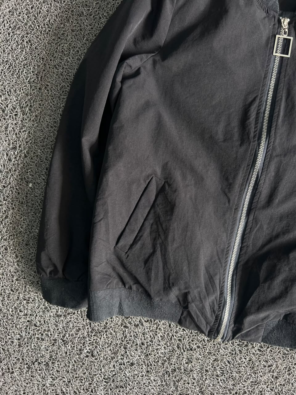 Vintage Black Minimalist Bomber Jacket – Embroidered Logo Zip-Up Casual Jacket