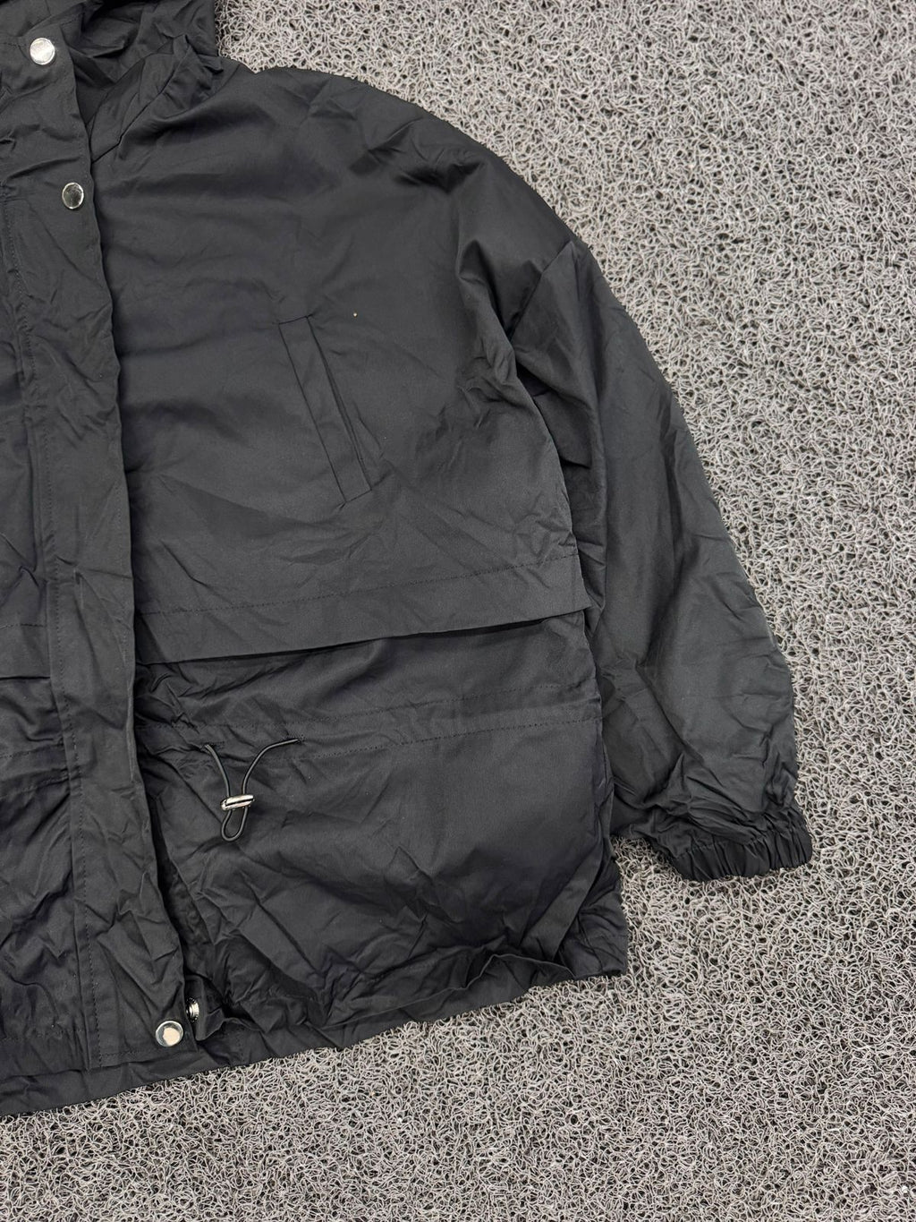 Black Hooded Lightweight Windbreaker Jacket – Adjustable Waist & Snap Closure