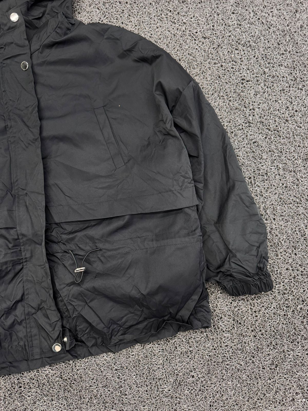 Black Hooded Lightweight Windbreaker Jacket – Adjustable Waist & Snap Closure