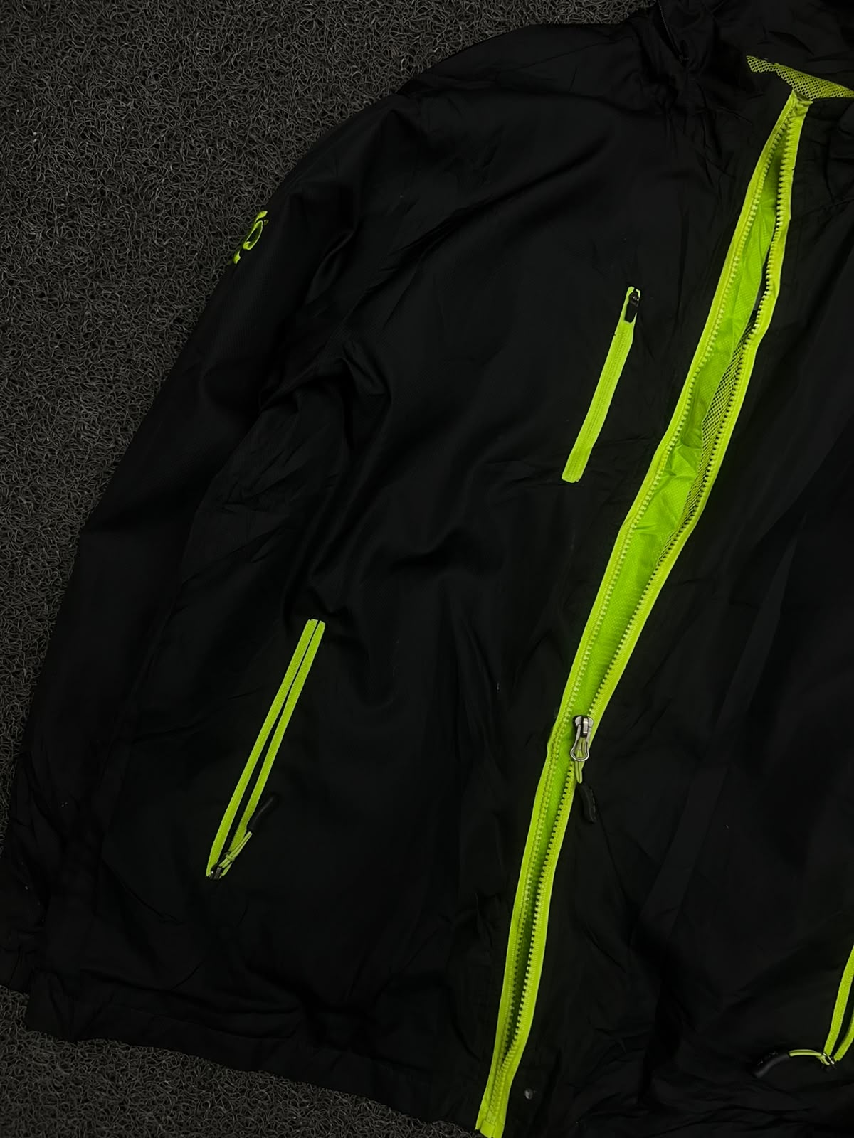 Black Lightweight Outdoor Jacket with Neon Green Zips & Multiple Pockets ⚠️ No Zip