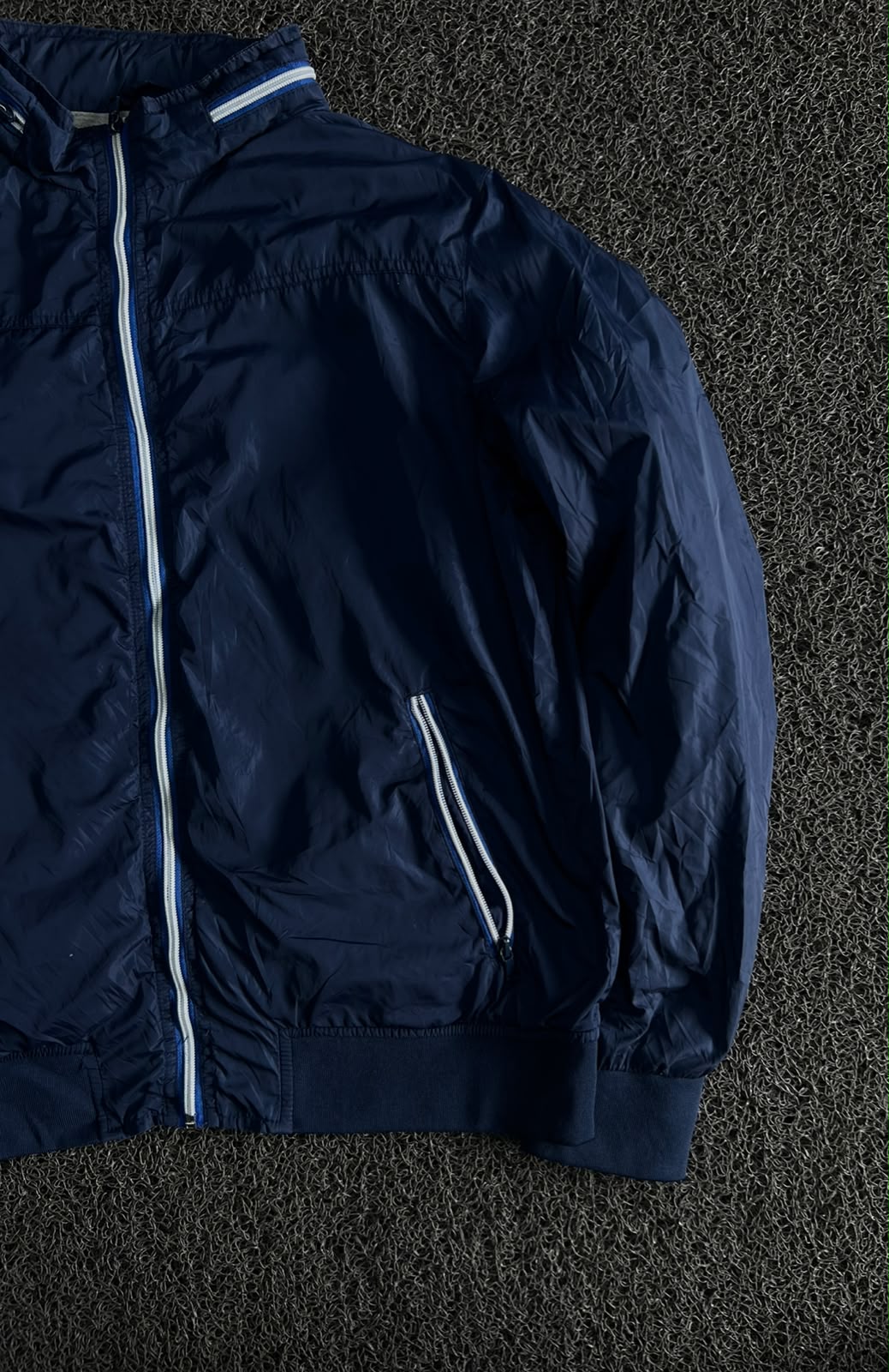 Vintage Lightweight Zip-Up Windbreaker Jacket with Contrast Zipper Details