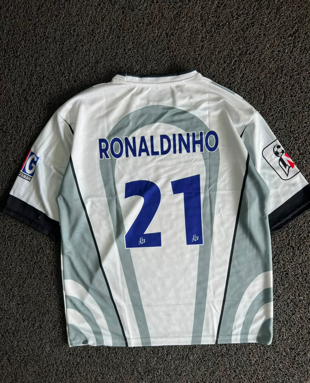 Nike Paris Saint-Germain 2003–04 Away Jersey – Ronaldinho #21 | White/Grey | Five Sleeve Football Jersey