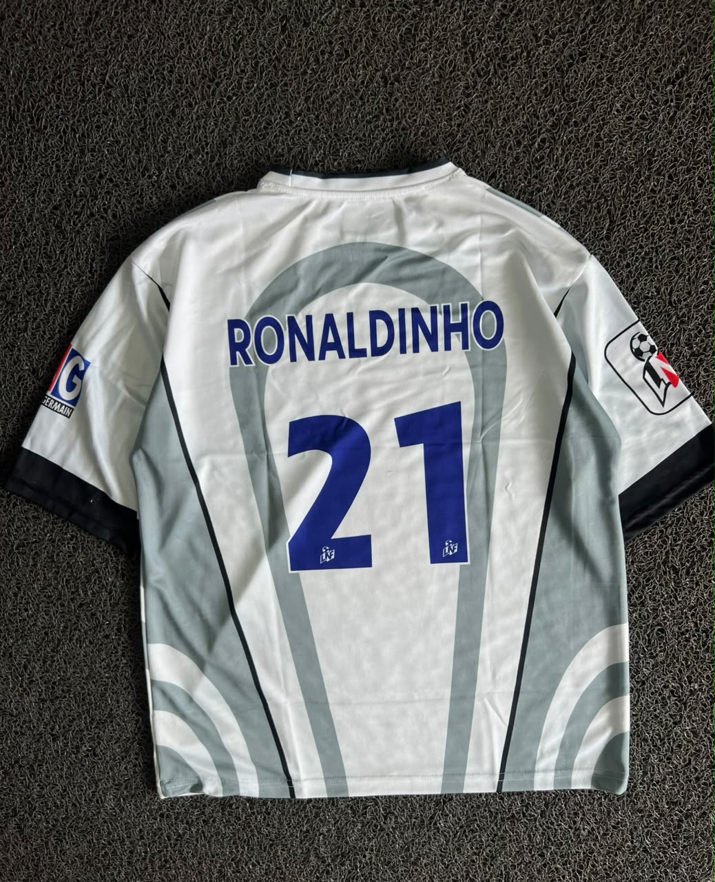 Nike Paris Saint-Germain 2003–04 Away Jersey – Ronaldinho #21 | White/Grey | Five Sleeve Football Jersey