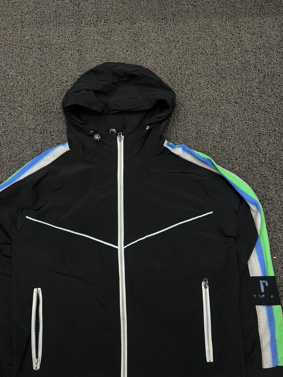 Vintage Black Hooded Windbreaker Jacket with Contrast Stripe Sleeves – Lightweight Full Zip