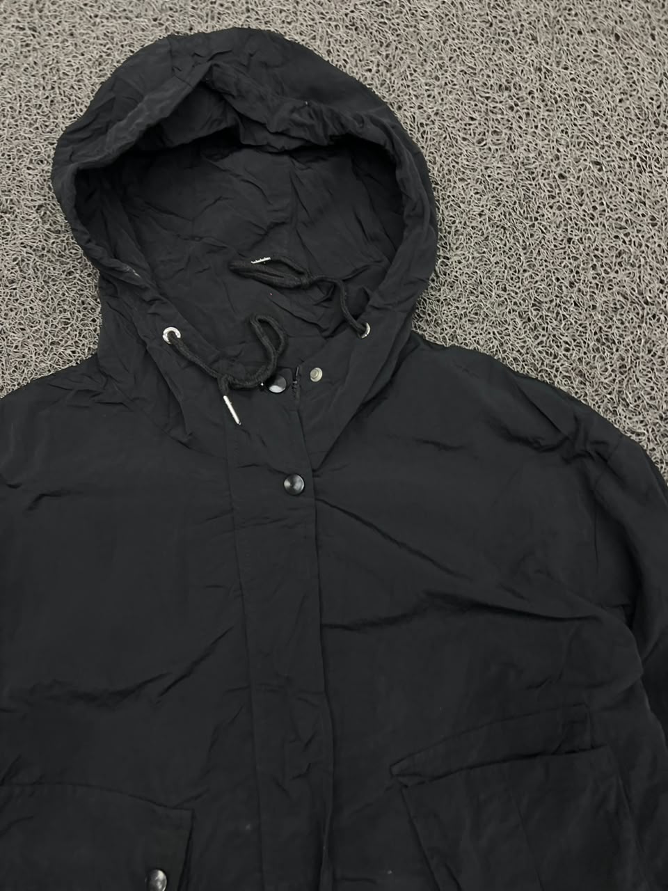 Black Hooded Utility Crop Jacket
Lightweight Snap-Button Windbreaker with Front Utility Pockets