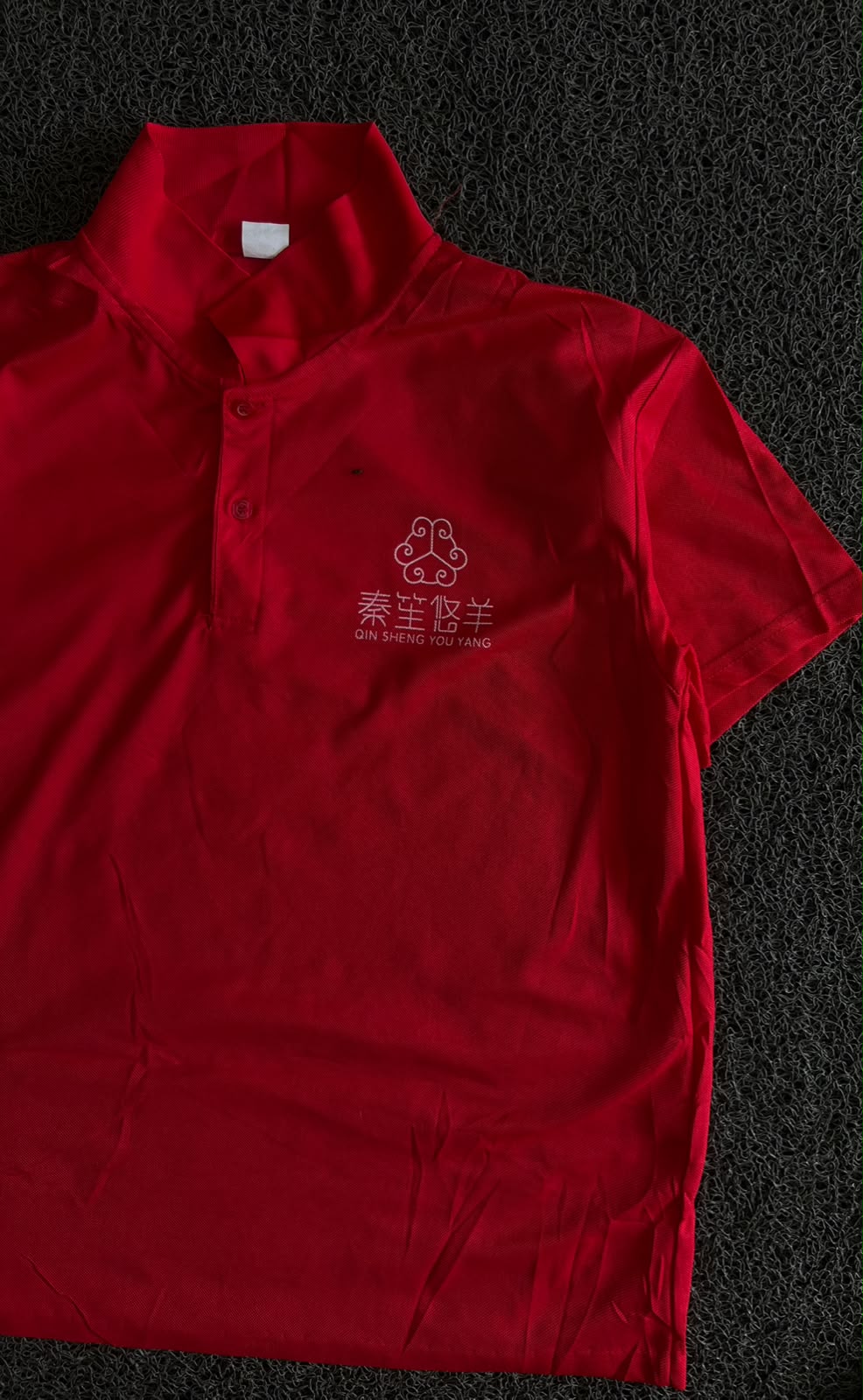 Vintage Red Collar Polo T-Shirt with Chinese Graphic Print – Thriftwear