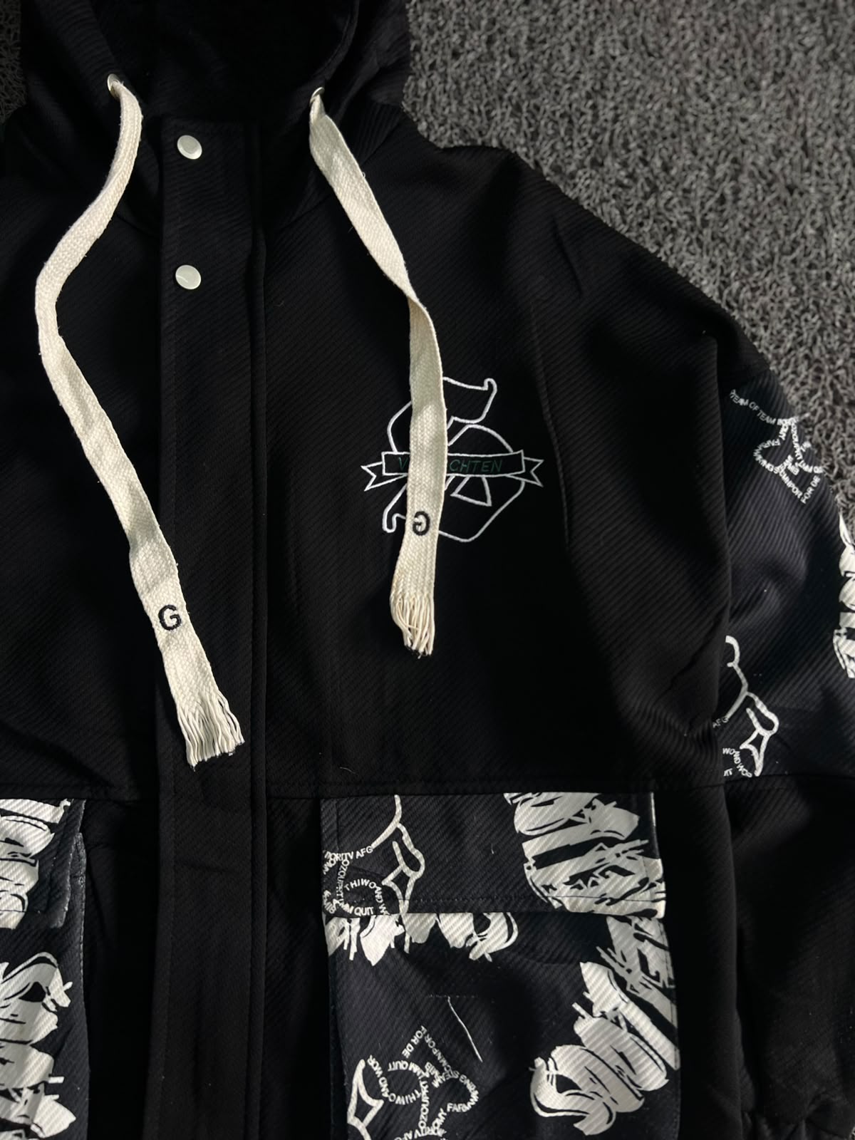 Black Graphic Hooded Utility Jacket – Oversized Streetwear Windbreaker with Multi Pocket Design ⚠️ No Zip