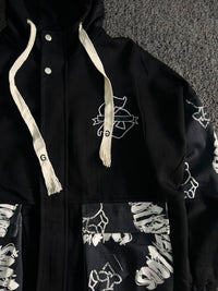 Black Graphic Hooded Utility Jacket – Oversized Streetwear Windbreaker with Multi Pocket Design ⚠️ No Zip