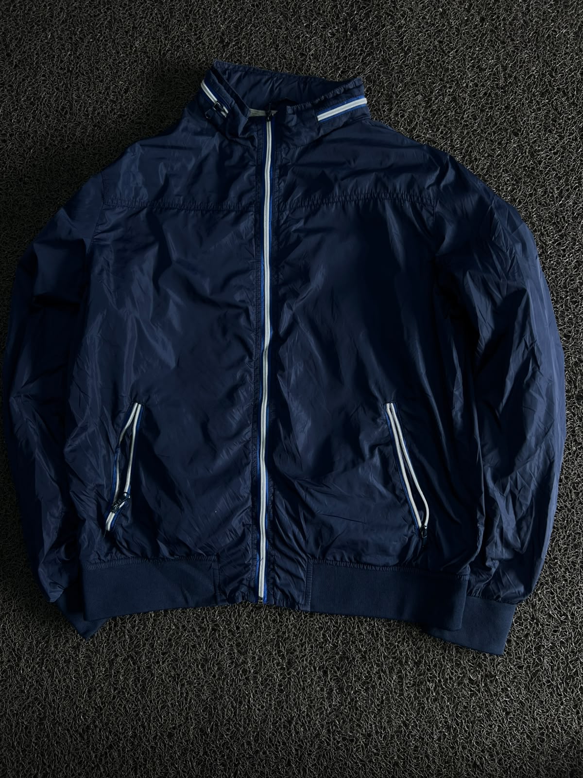 Vintage Lightweight Zip-Up Windbreaker Jacket with Contrast Zipper Details