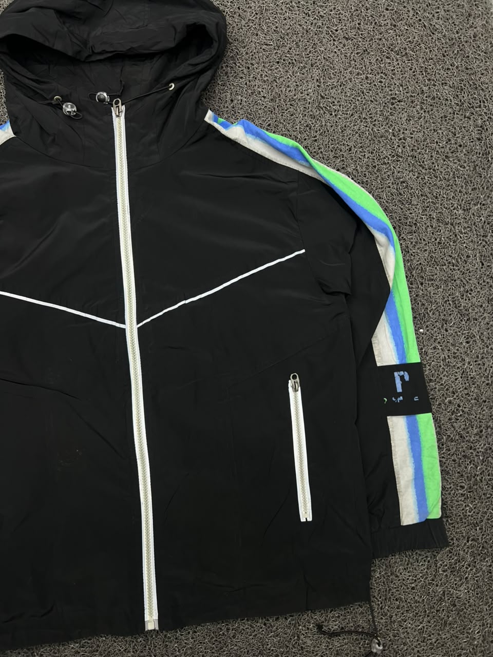 Vintage Black Hooded Windbreaker Jacket with Contrast Stripe Sleeves – Lightweight Full Zip