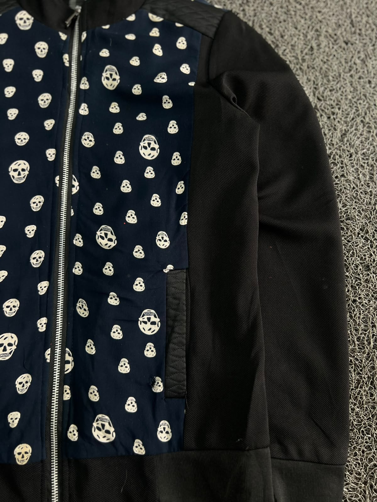 Skull Print Quilted Panel Zip-Up Jacket – ⚠️ Small Damage