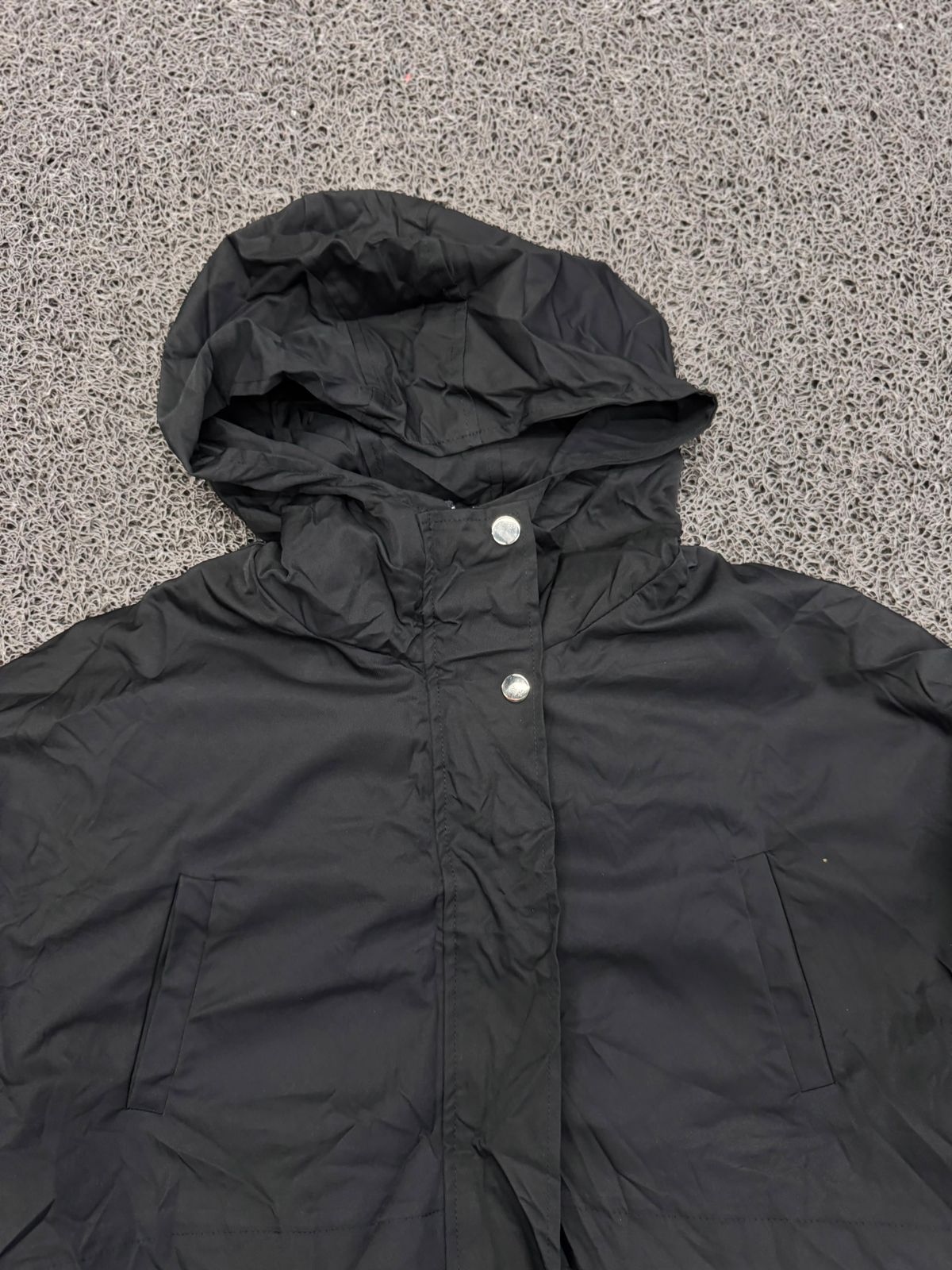 Black Hooded Lightweight Windbreaker Jacket – Adjustable Waist & Snap Closure