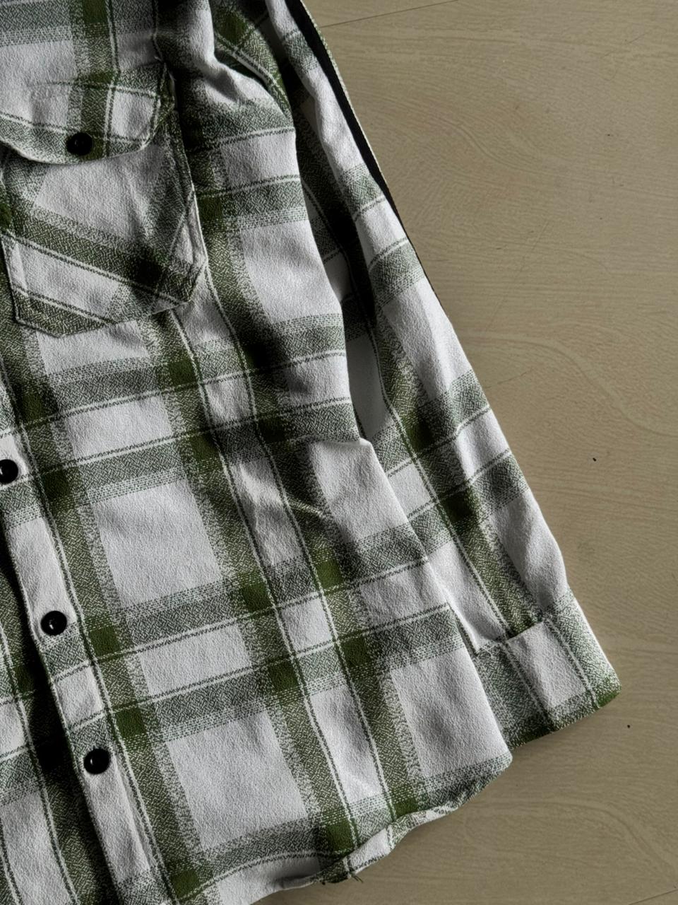 Men's Green & White Plaid Flannel Button-Up Shirt with Dual Chest Pockets