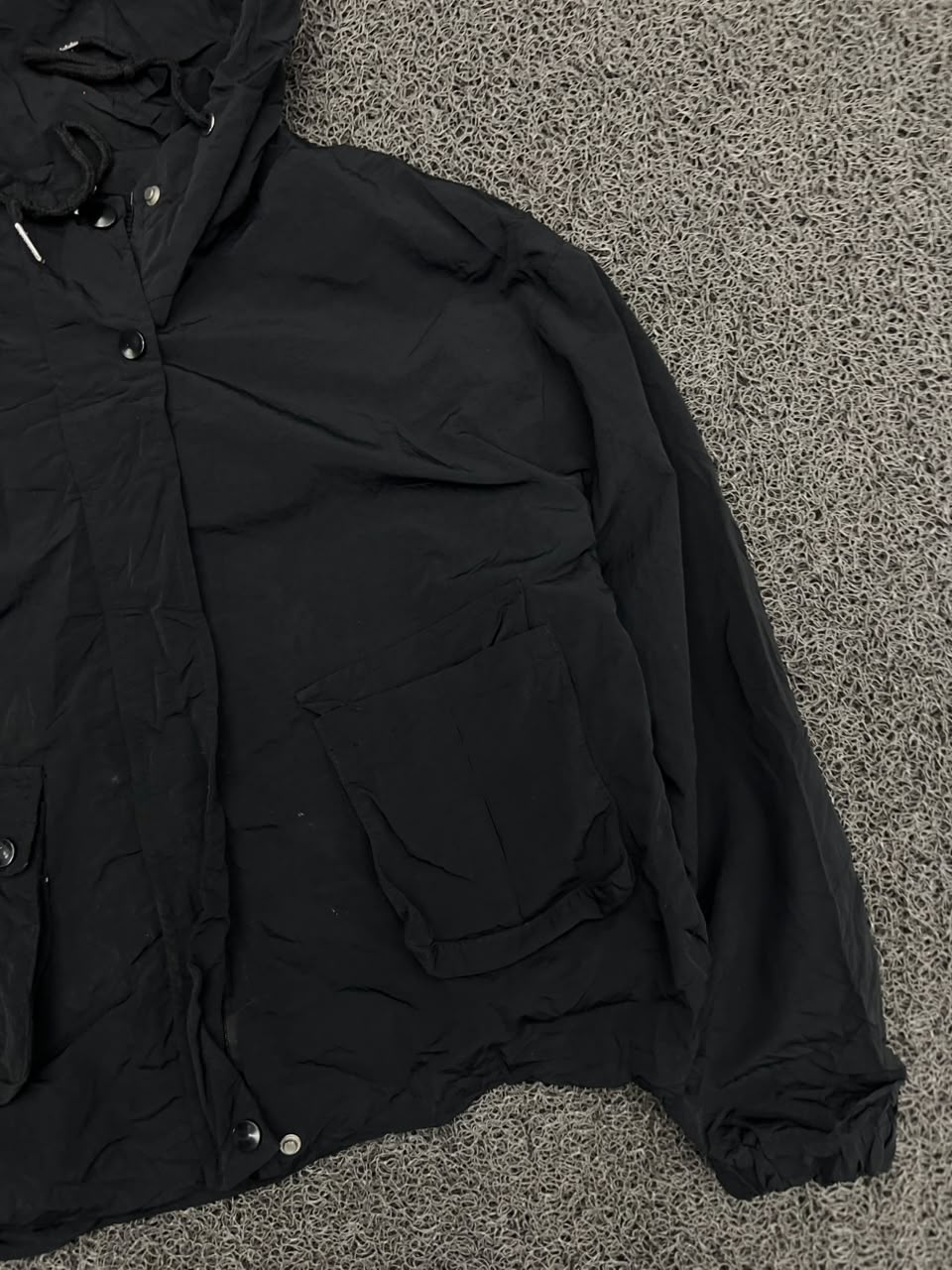 Black Hooded Utility Crop Jacket
Lightweight Snap-Button Windbreaker with Front Utility Pockets