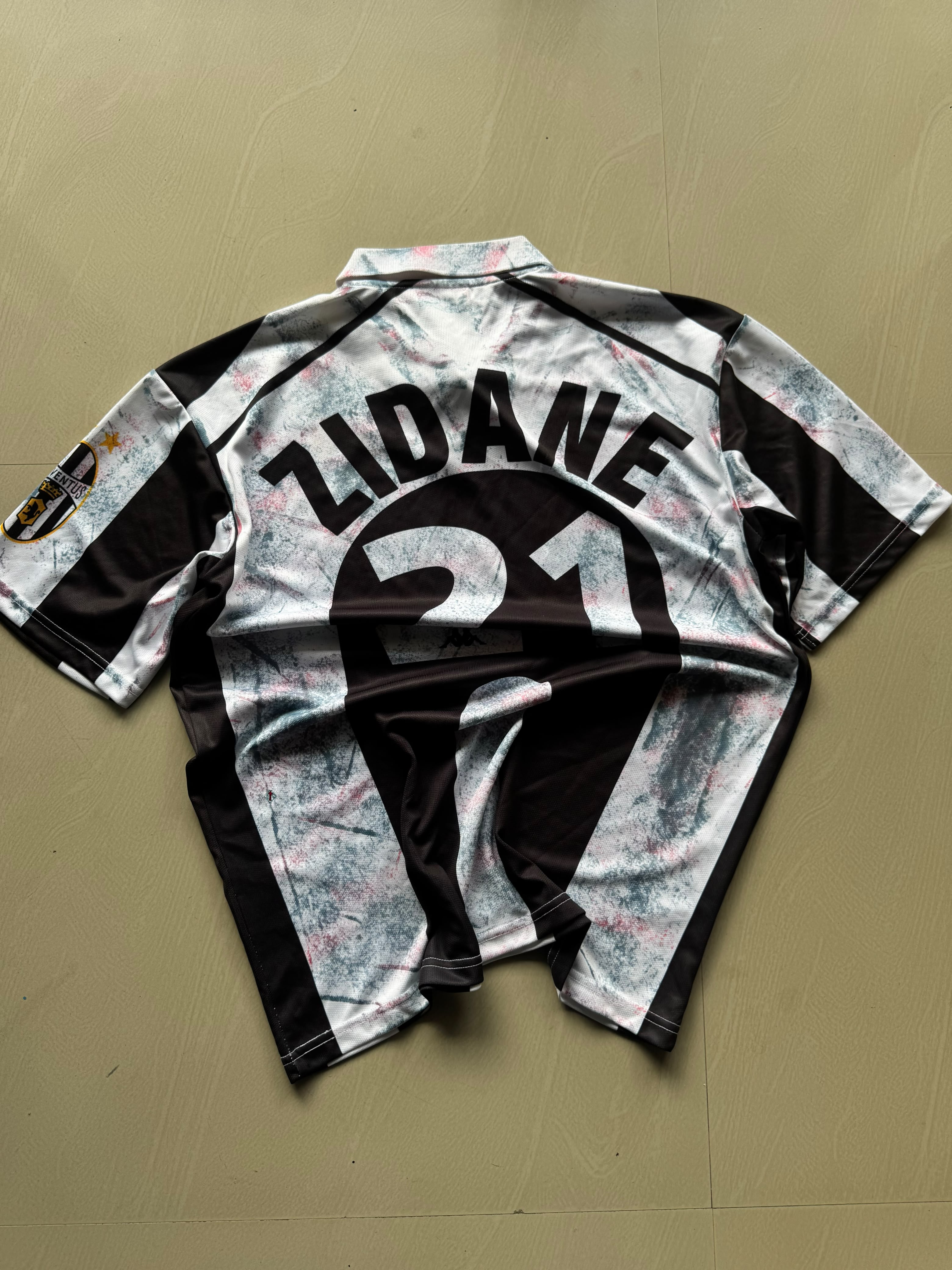Juventus 1995/96 Home Jersey – Zinedine Zidane #21 | Retro Football Shirt