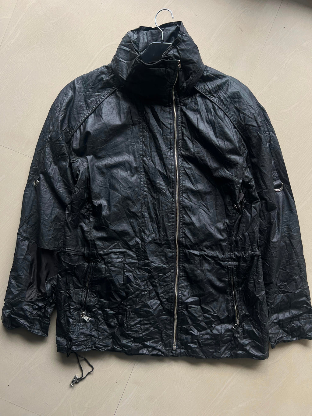 Black Crinkle Finish Zip-Up Lightweight Jacket – High Neck Casual Windbreaker