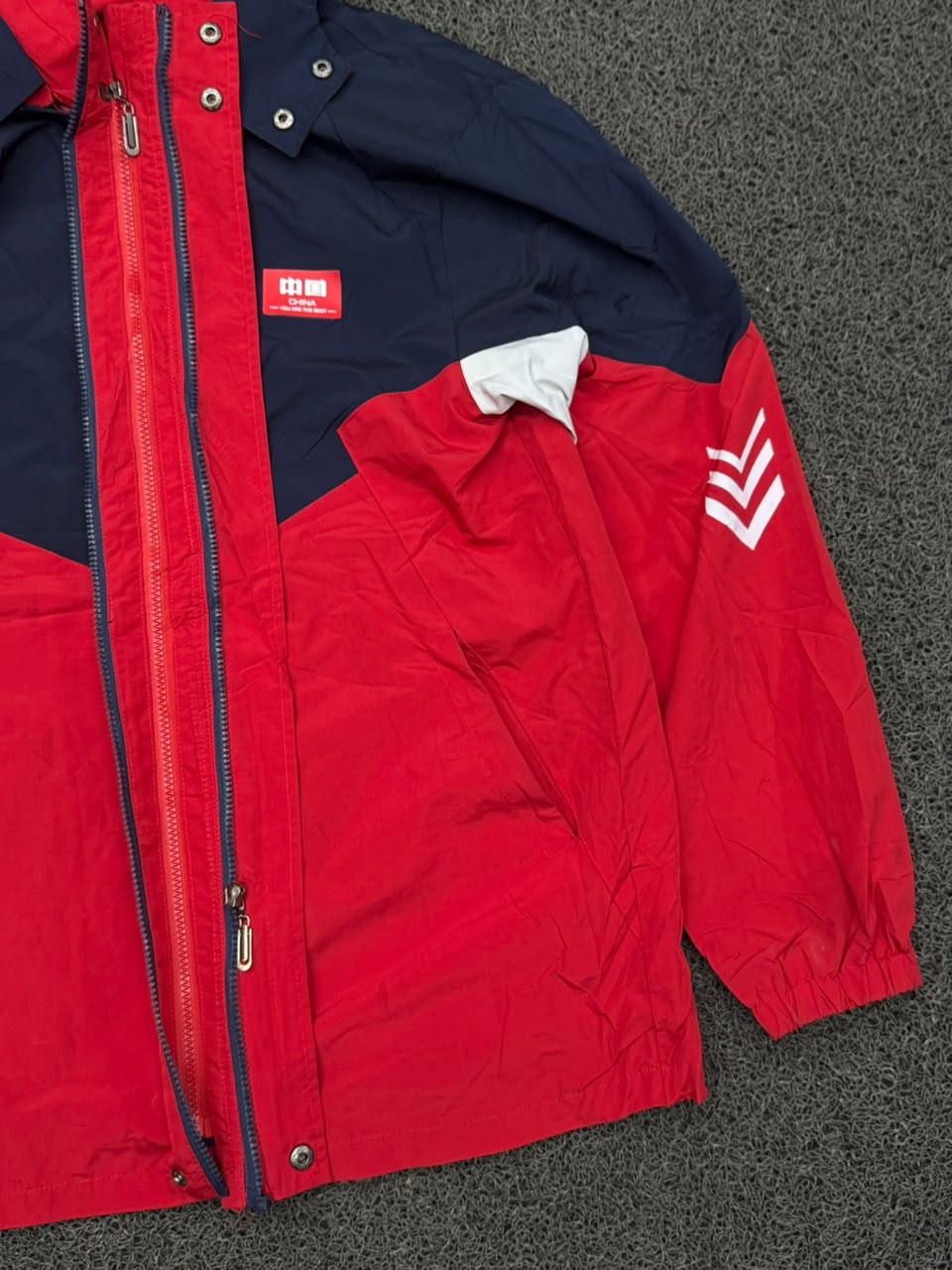 Red & Navy Hooded Windbreaker Jacket – Lightweight Zip-Up Outdoor Jacket⚠️ Small Damage