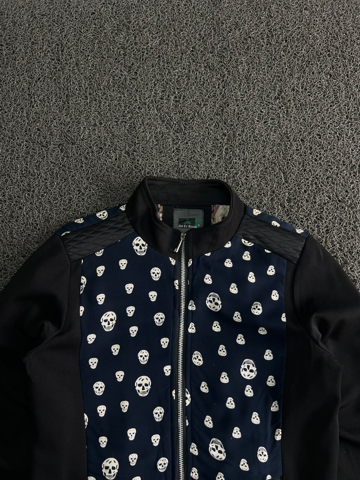 Skull Print Quilted Panel Zip-Up Jacket – ⚠️ Small Damage