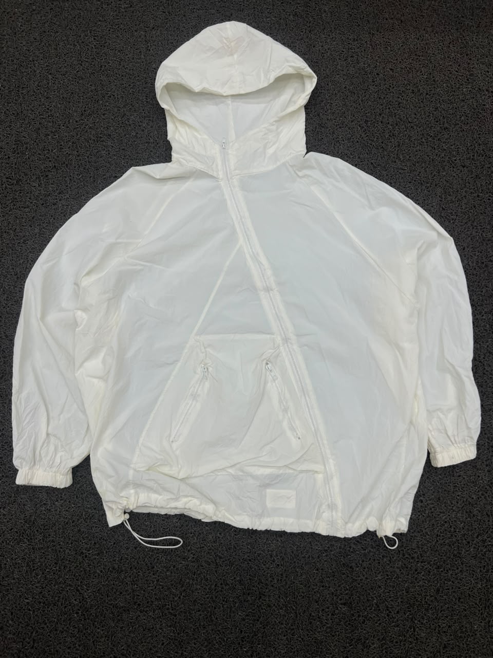 Minimalist White Hooded Windbreaker Jacket – Lightweight Full-Zip with Adjustable Hem