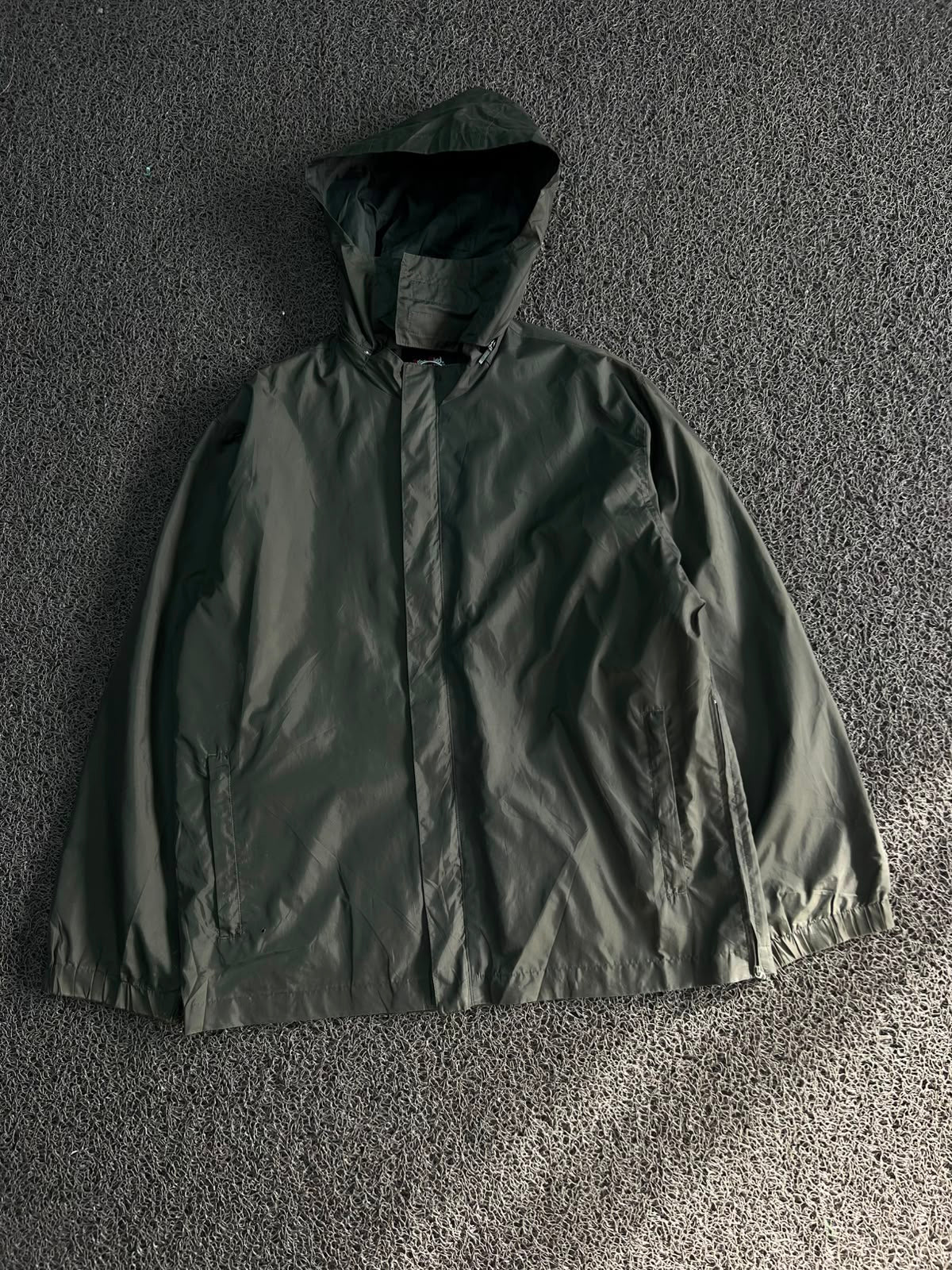Hooded Windbreaker Jacket – ⚠️ Small Damage | Lightweight Full-Zip Rain Jacket