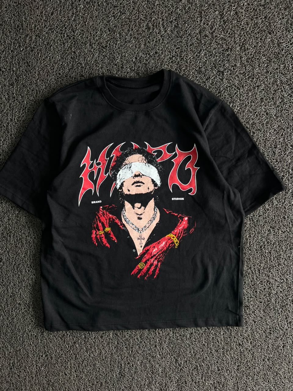 Black Gothic Graphic Print T-Shirt – Red & White Blindfolded Figure Design