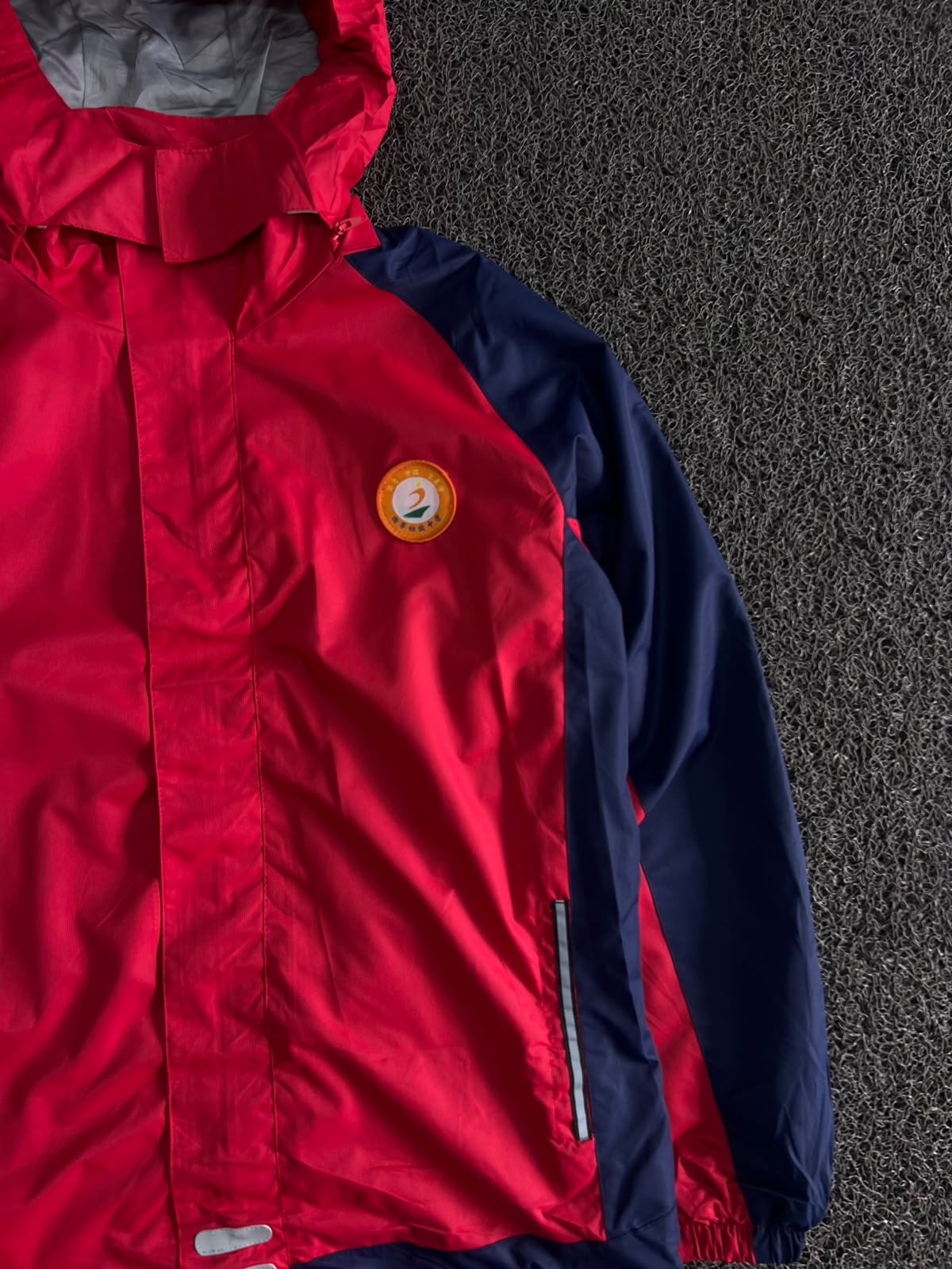 Vintage Hooded Waterproof Outdoor Rain Jacket – Red/Navy Full Zip Windbreaker