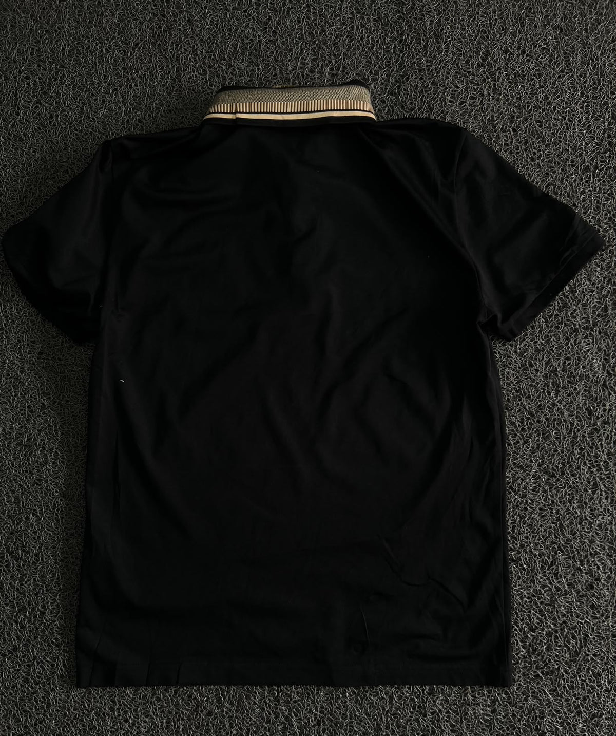 Polo T-Shirt with Contrast Striped Collar & Crest Logo – Smart Casual Polo ⚠️ Small Damage
