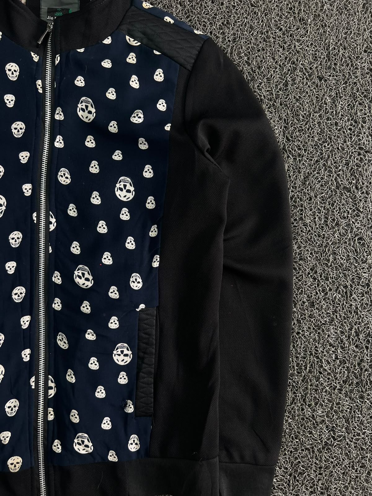 Skull Print Quilted Panel Zip-Up Jacket – ⚠️ Small Damage