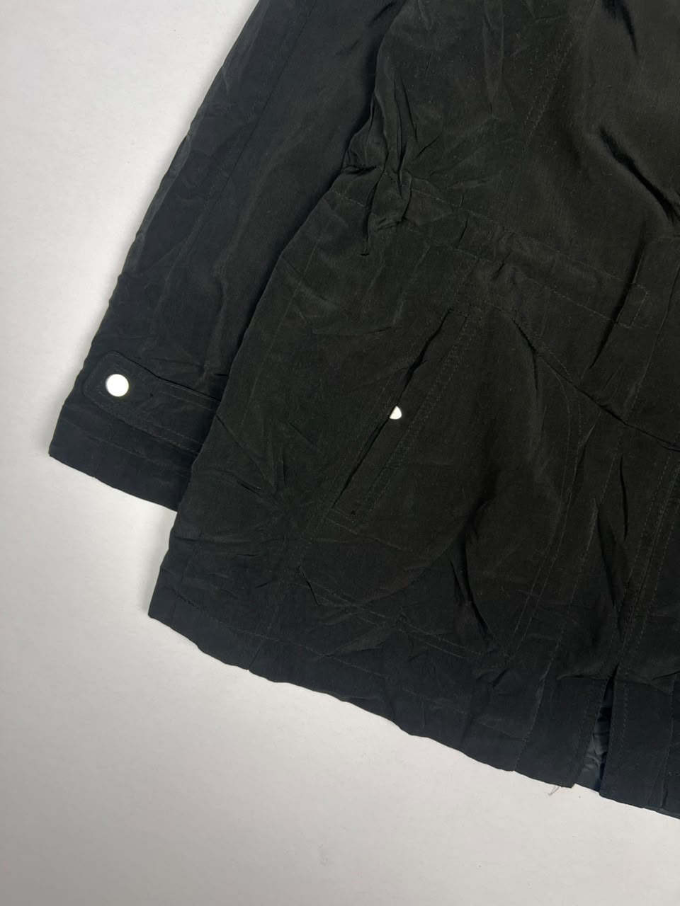 Vintage Zip-Up Jacket with Wide Collar and Button Cuff Details