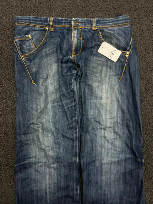 Zara Men's Mid-Rise Straight Leg Jeans in Medium Wash