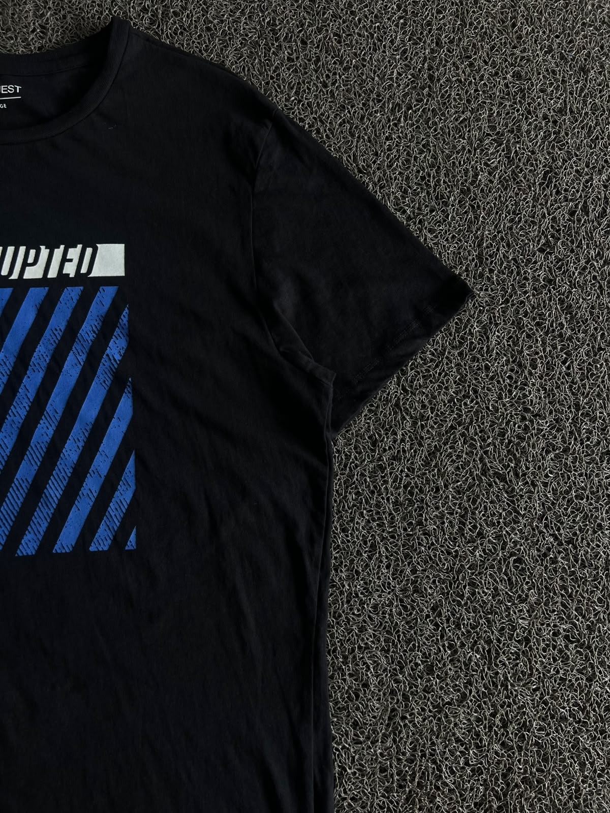 Uniquest Interrupted Graphic Print Black Cotton T-Shirt