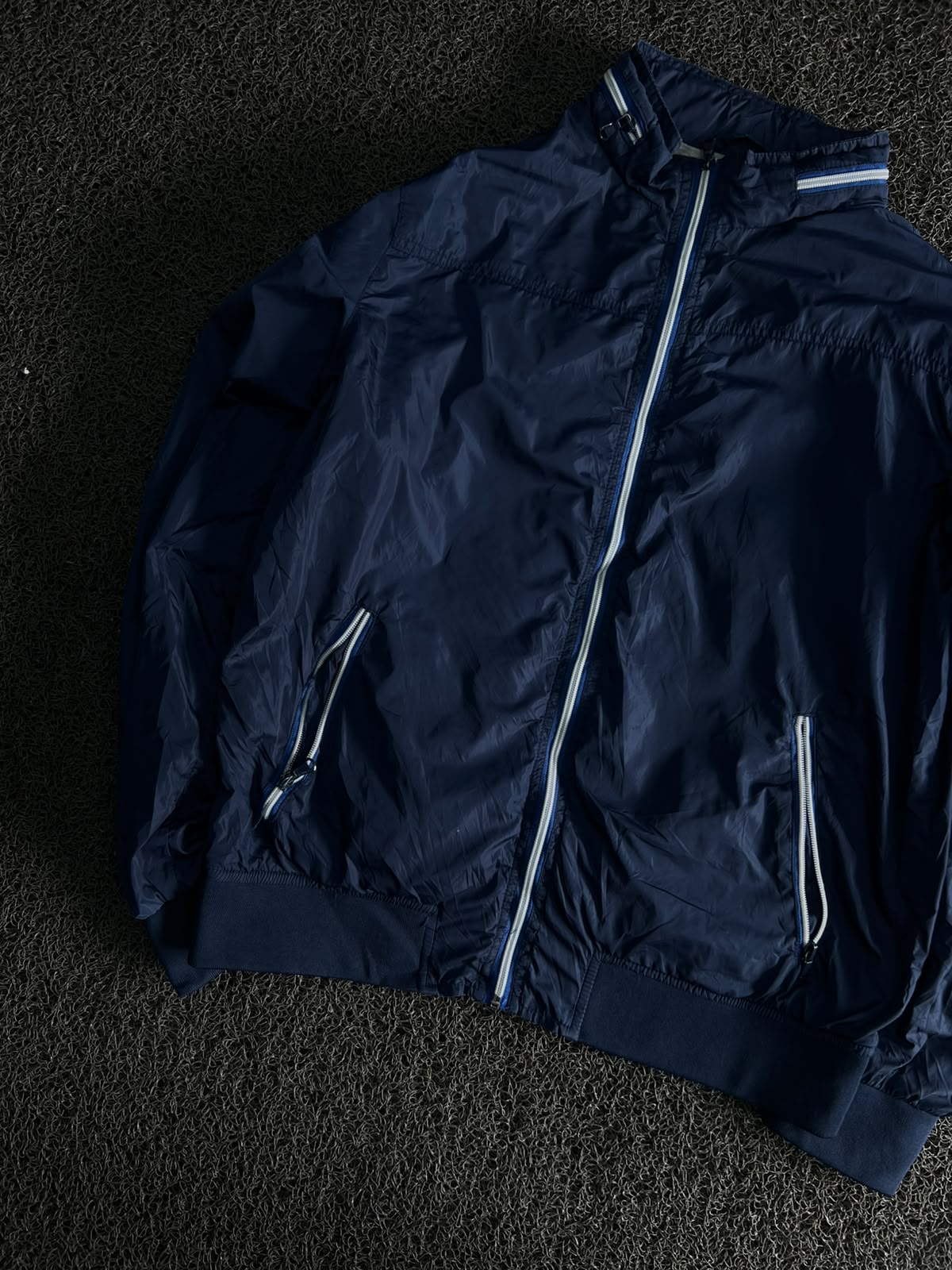 Vintage Lightweight Zip-Up Windbreaker Jacket with Contrast Zipper Details