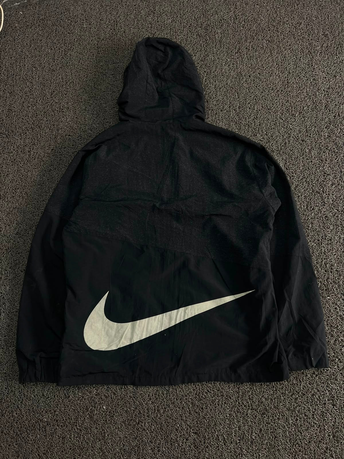 Nike Hooded Windbreaker Jacket with Oversized Back Swoosh Logo – Lightweight Full Zip ⚠️ Small Stains