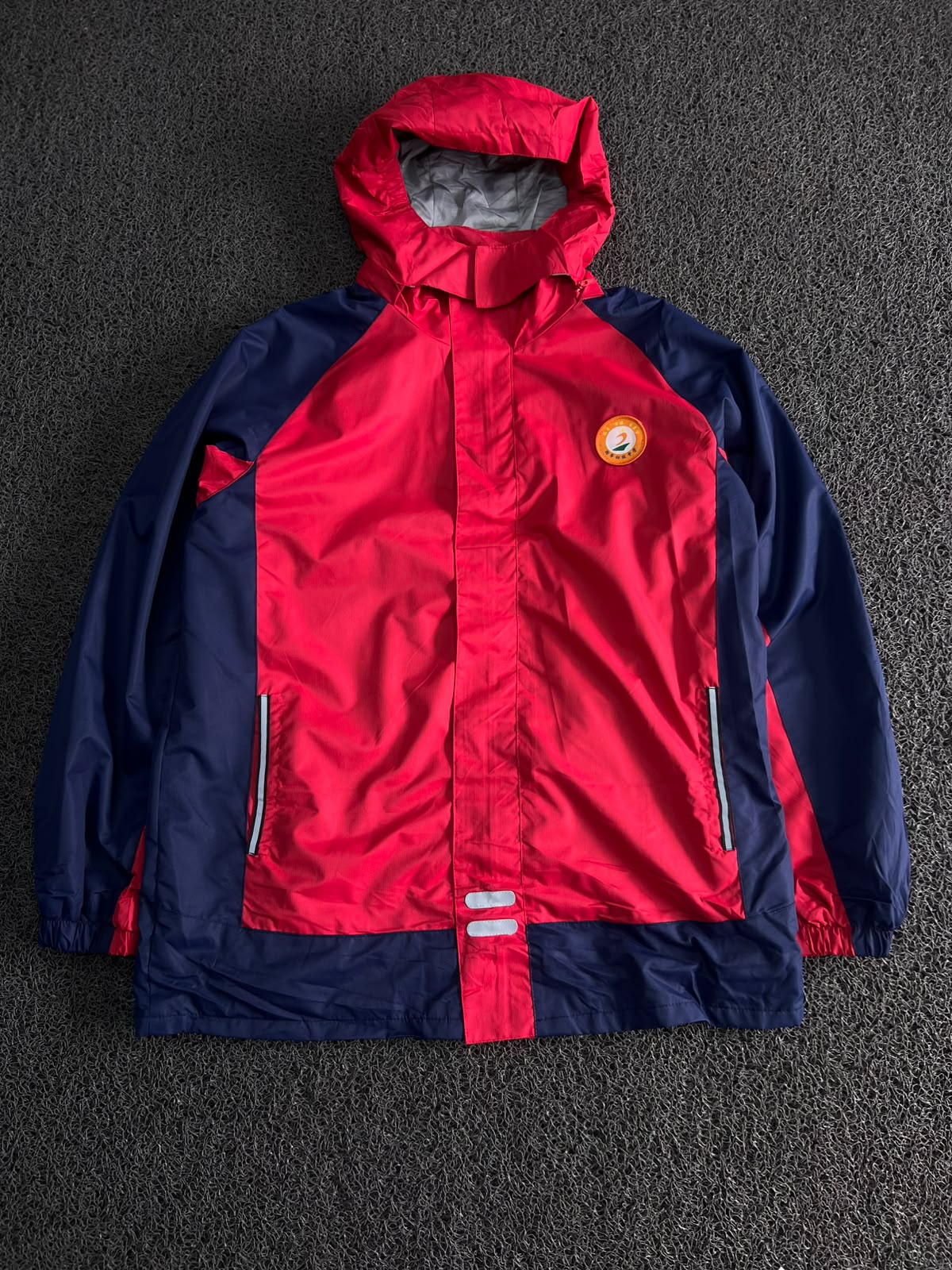 Vintage Hooded Waterproof Outdoor Rain Jacket – Red/Navy Full Zip Windbreaker