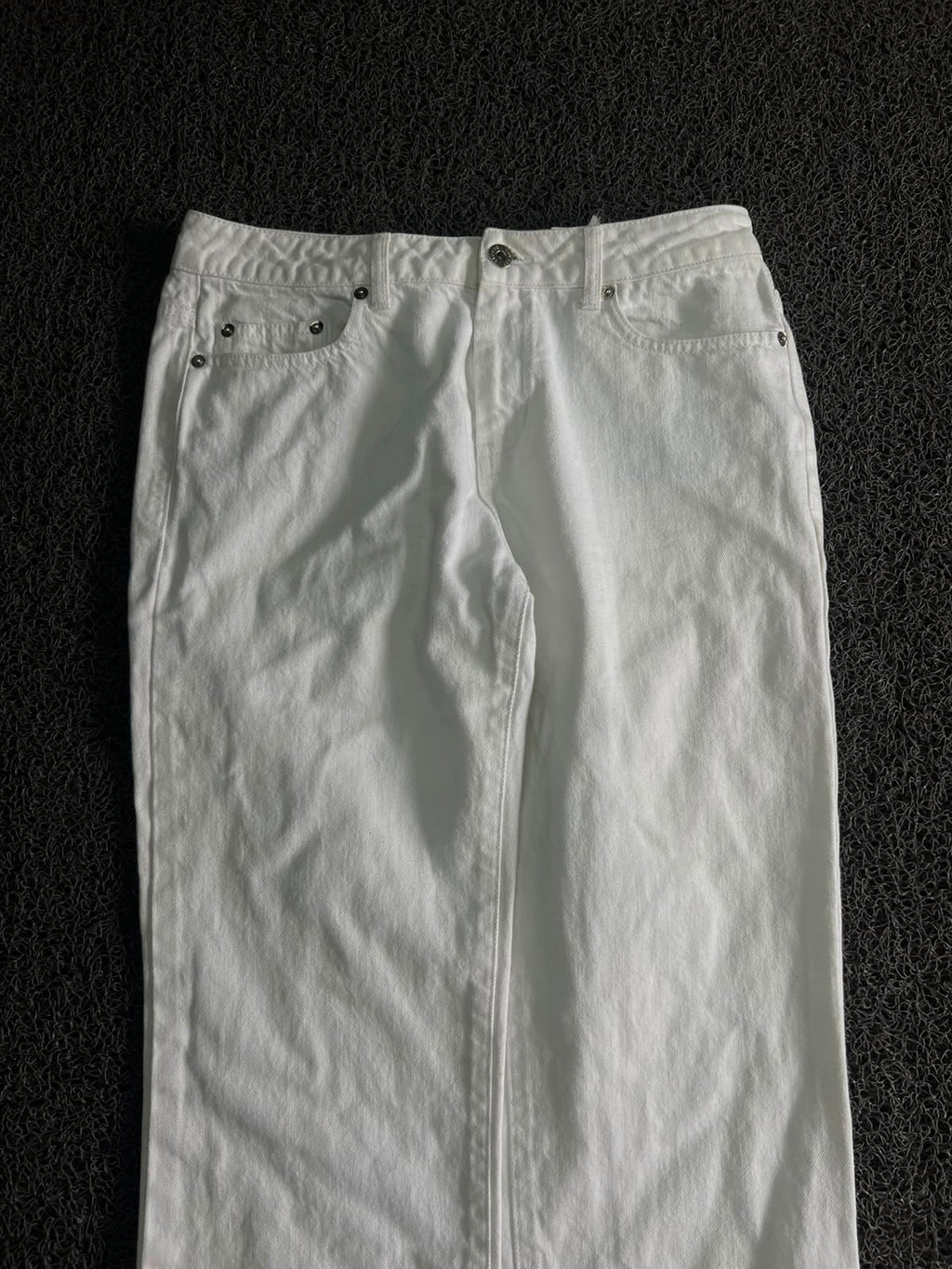 White Straight Leg Denim Jeans – Classic High Waist Fit
