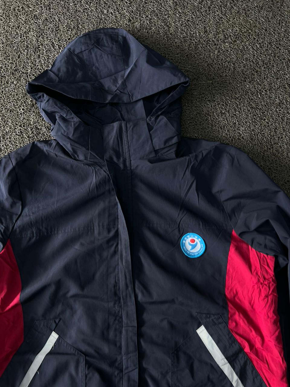 Navy & Red Hooded Windbreaker Jacket – Lightweight Water-Resistant Zip-Up Jacket