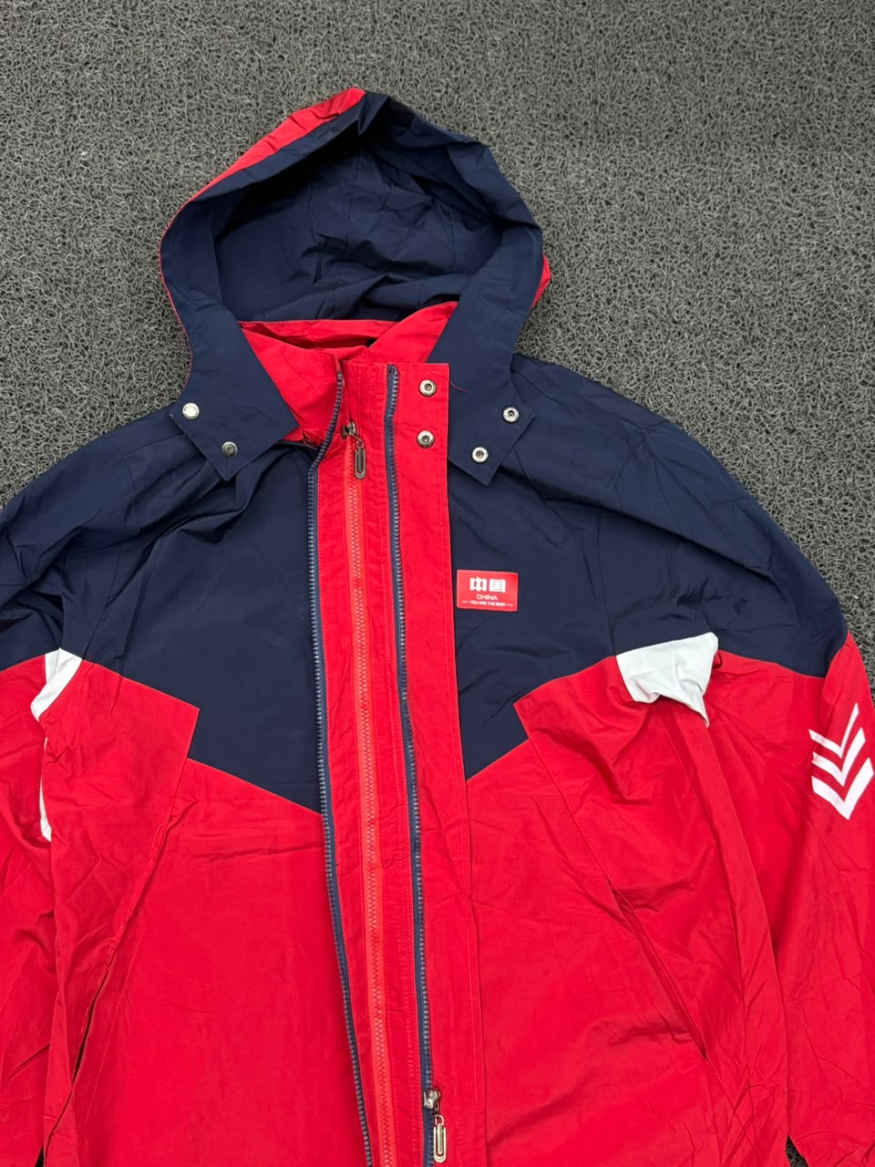 Red & Navy Hooded Windbreaker Jacket – Lightweight Zip-Up Outdoor Jacket⚠️ Small Damage